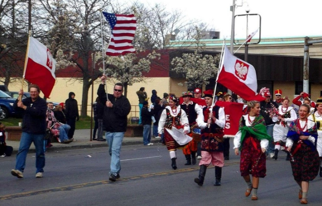 How Do You Win a Mate? 10 Bizarre Courtship Rituals That Actually Work.